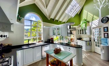 Esta CASA CAMPESTRE tiene todo si buscas confort, exclusividad, seguridad y vivir rodeado de naturaleza