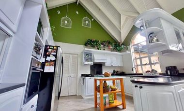 Esta CASA CAMPESTRE tiene todo si buscas confort, exclusividad, seguridad y vivir rodeado de naturaleza