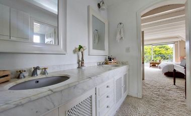 Esta CASA CAMPESTRE tiene todo si buscas confort, exclusividad, seguridad y vivir rodeado de naturaleza