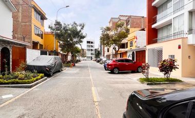 Venta de Casa de 4 Pisos en Salvador Dali – Santiago de Surco