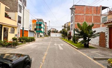 Venta de Casa de 4 Pisos en Salvador Dali – Santiago de Surco