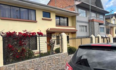 Hermosa casa de dos pisos amplia y segura