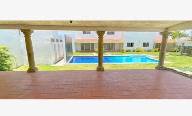 Hermosa y amplia casa CON PISCINA en remate en Segunda Priv. India Bonita, Centro, 62550 Jiutepec, Mor. (NO SE ACEPTAN CREDITOS) ENTREGA INMEDIATA