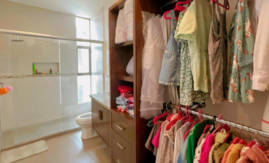 Casa Venta con Recamara en Planta Baja, en la Rioja, Tlajomulco de Zúñiga