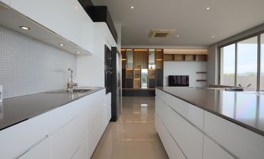 3 Bedroom Hilltop Condo with Exclusive Views and large Outdoor Terrace