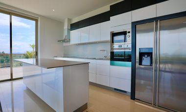 3 Bedroom Hilltop Condo with Exclusive Views and large Outdoor Terrace
