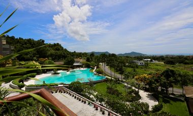 3 Bedroom Hilltop Condo with Exclusive Views and large Outdoor Terrace
