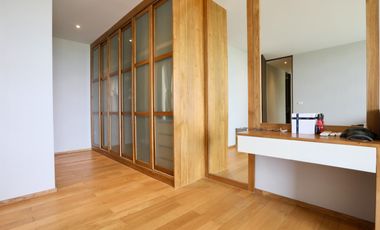 3 Bedroom Hilltop Condo with Exclusive Views and large Outdoor Terrace