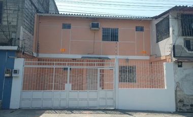 Casa de alquiler en Mucho Lote 1, 3 dormitorios, 1 parqueo cerrado.