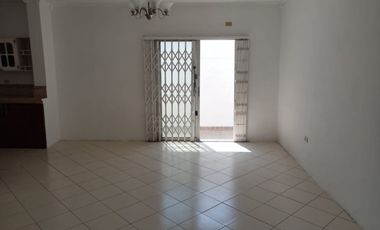 Casa de alquiler en Mucho Lote 1, 3 dormitorios, 1 parqueo cerrado.