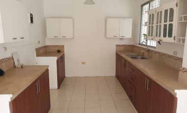 Casa de alquiler en Mucho Lote 1, 3 dormitorios, 1 parqueo cerrado.