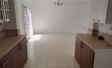 Casa de alquiler en Mucho Lote 1, 3 dormitorios, 1 parqueo cerrado.