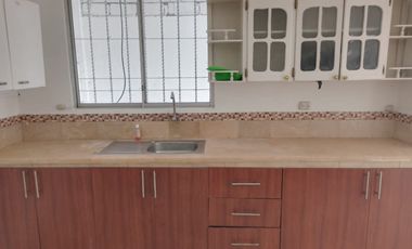 Casa de alquiler en Mucho Lote 1, 3 dormitorios, 1 parqueo cerrado.