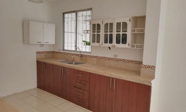 Casa de alquiler en Mucho Lote 1, 3 dormitorios, 1 parqueo cerrado.