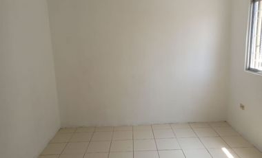 Casa de alquiler en Mucho Lote 1, 3 dormitorios, 1 parqueo cerrado.