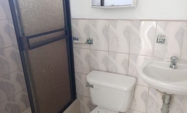 Casa de alquiler en Mucho Lote 1, 3 dormitorios, 1 parqueo cerrado.