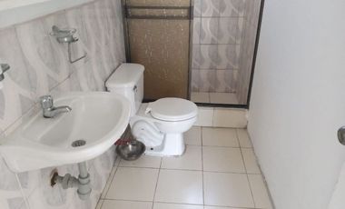 Casa de alquiler en Mucho Lote 1, 3 dormitorios, 1 parqueo cerrado.