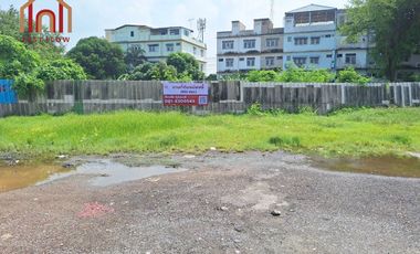 Land for sale: 1 rai, 1 ngan, 55 square wah (approximately 1.5 acres) located on the main road into Tha Chalom, just 300 meters from Soi Tha Chalom. 6