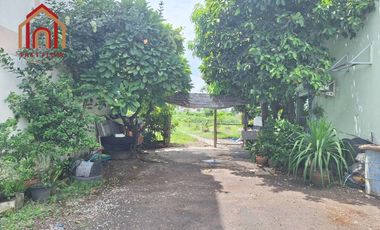 Land for sale: 1 rai, 1 ngan, 55 square wah (approximately 1.5 acres) located on the main road into Tha Chalom, just 300 meters from Soi Tha Chalom. 6