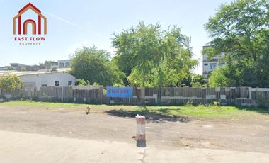 Land for sale: 1 rai, 1 ngan, 55 square wah (approximately 1.5 acres) located on the main road into Tha Chalom, just 300 meters from Soi Tha Chalom. 6