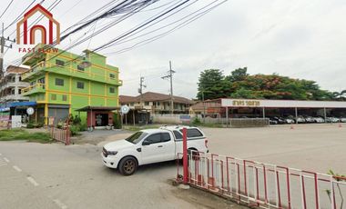 Land for sale: 1 rai, 1 ngan, 55 square wah (approximately 1.5 acres) located on the main road into Tha Chalom, just 300 meters from Soi Tha Chalom. 6