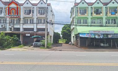 Land for sale: 1 rai, 1 ngan, 55 square wah (approximately 1.5 acres) located on the main road into Tha Chalom, just 300 meters from Soi Tha Chalom. 6