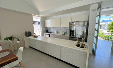 Casa remodelada en el condominio Palma Real