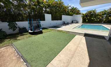 Casa remodelada en el condominio Palma Real