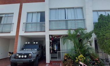 SE VENDE CASA DE DOS PISOS EN CONJUNTO CERRADO LOS GIRAOLES, ORIENTE DE NEIVA