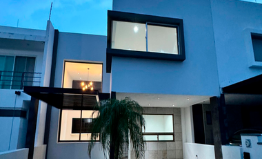 Exclusiva Casa en Venta en Cumbres del Lago, ¡Lista para Habitar!