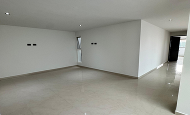 Exclusiva Casa en Venta en Cumbres del Lago, ¡Lista para Habitar!