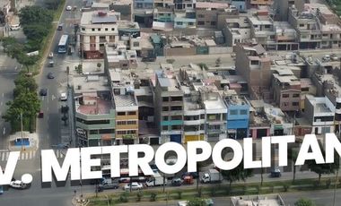 SE VENDE CASA FRENTE AL PARQUE INDIRA GANDHI - ATE