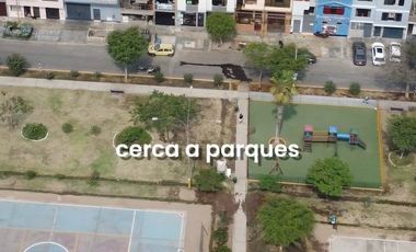 SE VENDE CASA FRENTE AL PARQUE INDIRA GANDHI - ATE