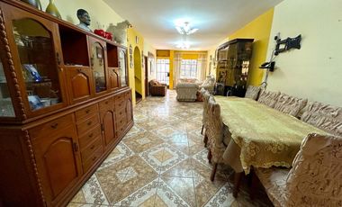 SE VENDE CASA FRENTE AL PARQUE INDIRA GANDHI - ATE