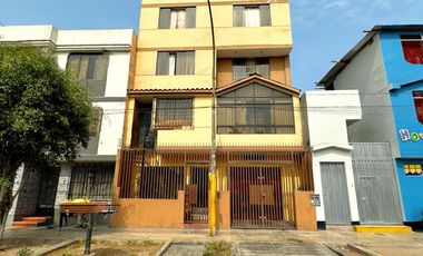 SE VENDE CASA FRENTE AL PARQUE INDIRA GANDHI - ATE