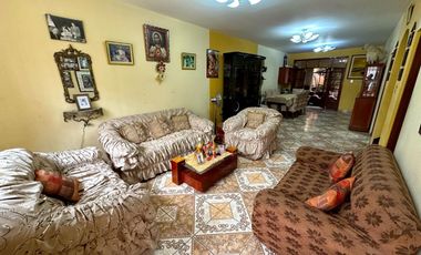 SE VENDE CASA FRENTE AL PARQUE INDIRA GANDHI - ATE