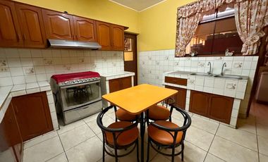 SE VENDE CASA FRENTE AL PARQUE INDIRA GANDHI - ATE