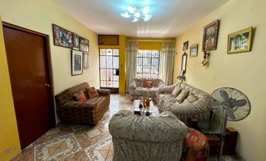 SE VENDE CASA FRENTE AL PARQUE INDIRA GANDHI - ATE