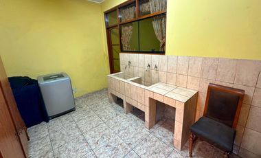 SE VENDE CASA FRENTE AL PARQUE INDIRA GANDHI - ATE