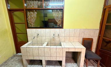 SE VENDE CASA FRENTE AL PARQUE INDIRA GANDHI - ATE