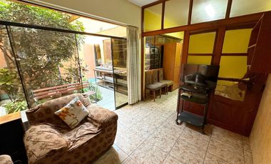 SE VENDE CASA FRENTE AL PARQUE INDIRA GANDHI - ATE