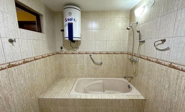 SE VENDE CASA FRENTE AL PARQUE INDIRA GANDHI - ATE