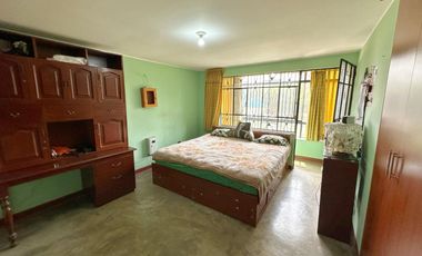 SE VENDE CASA FRENTE AL PARQUE INDIRA GANDHI - ATE