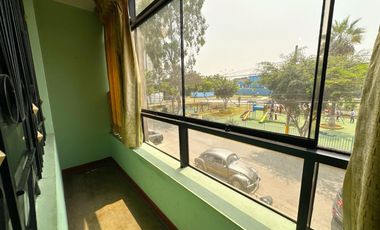 SE VENDE CASA FRENTE AL PARQUE INDIRA GANDHI - ATE