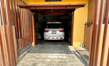 SE VENDE CASA FRENTE AL PARQUE INDIRA GANDHI - ATE