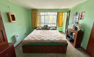 SE VENDE CASA FRENTE AL PARQUE INDIRA GANDHI - ATE