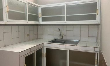 SE ARRIENDA CÓMODA SUITE DE 2 AMBIENTES CON GARAJE