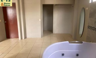 ALQUILO      CASA VILLA CLUB    (Etapa Floral)