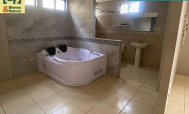 ALQUILO      CASA VILLA CLUB    (Etapa Floral)