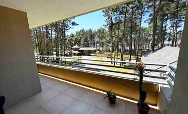 EN VENTA LINDO DEPARTAMENTO AMOBLADO EN BOSQUEMAR / 2D/1B/1E/1B